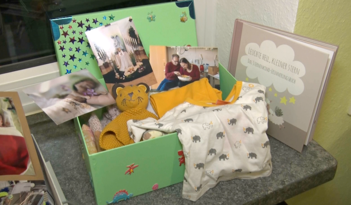 赤ちゃんの思い出の品を集めた箱