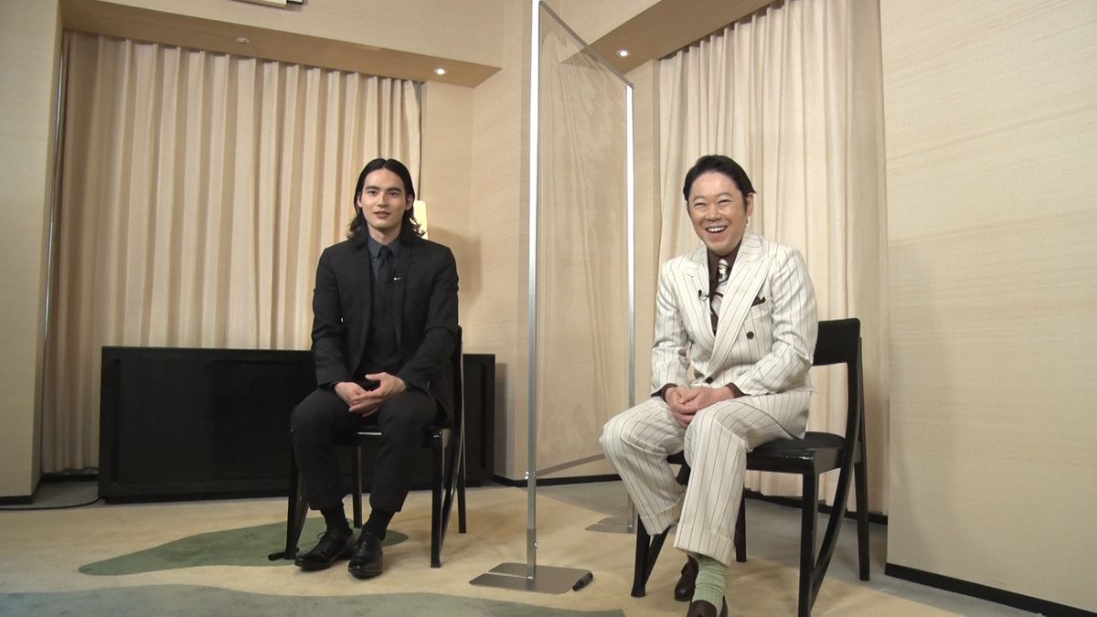 撮影を振り返る（左から）岡田健史さんと阿部サダヲさん