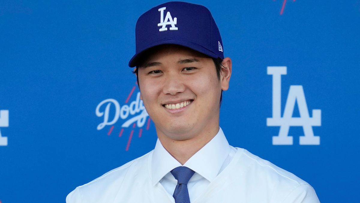 地元局のインタビューに答えた大谷翔平選手(写真:AP/アフロ)