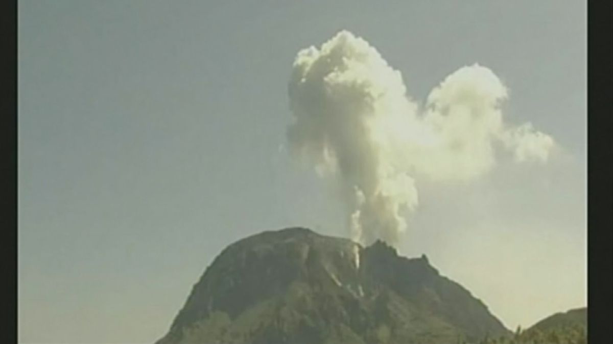 三島村･硫黄島で噴火　噴煙７００ｍ