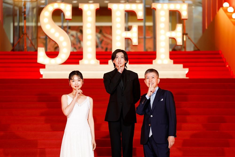 上海国際映画祭に参加した（左から）古川琴音さん、京本大我さん、河合勇人監督（c）2024「言えない秘密」製作委員会　配給：ギャガ