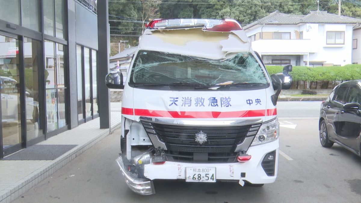 店舗に突っ込んだ救急車