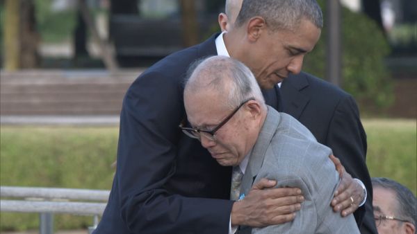 被爆者の森重昭さんを抱きしめるオバマ大統領（2016年）