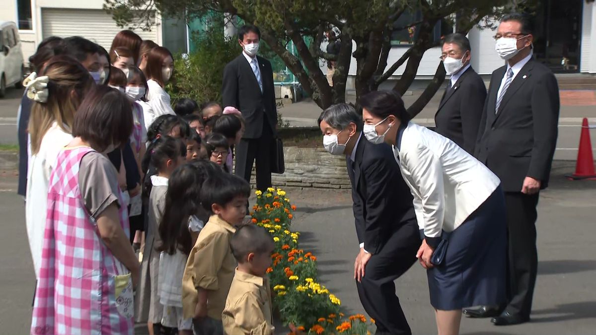 北海道訪問中の両陛下、厚岸町で園児らと交流　「おめでとう」6歳誕生日の女児に言葉掛ける場面も