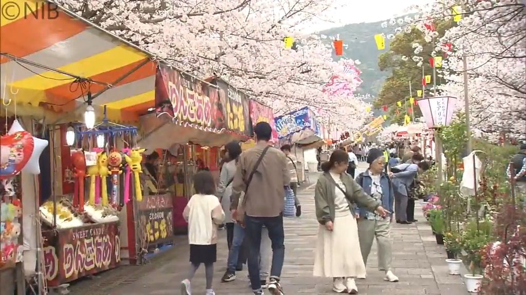 昼間の参道のようす