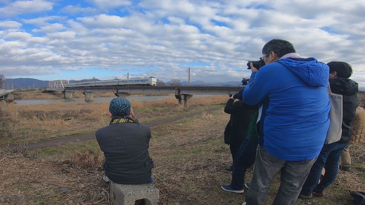 特急の雄姿パシャリ　北陸本線の撮影バスツアー人気　新幹線開業で金沢・敦賀間の特急廃止