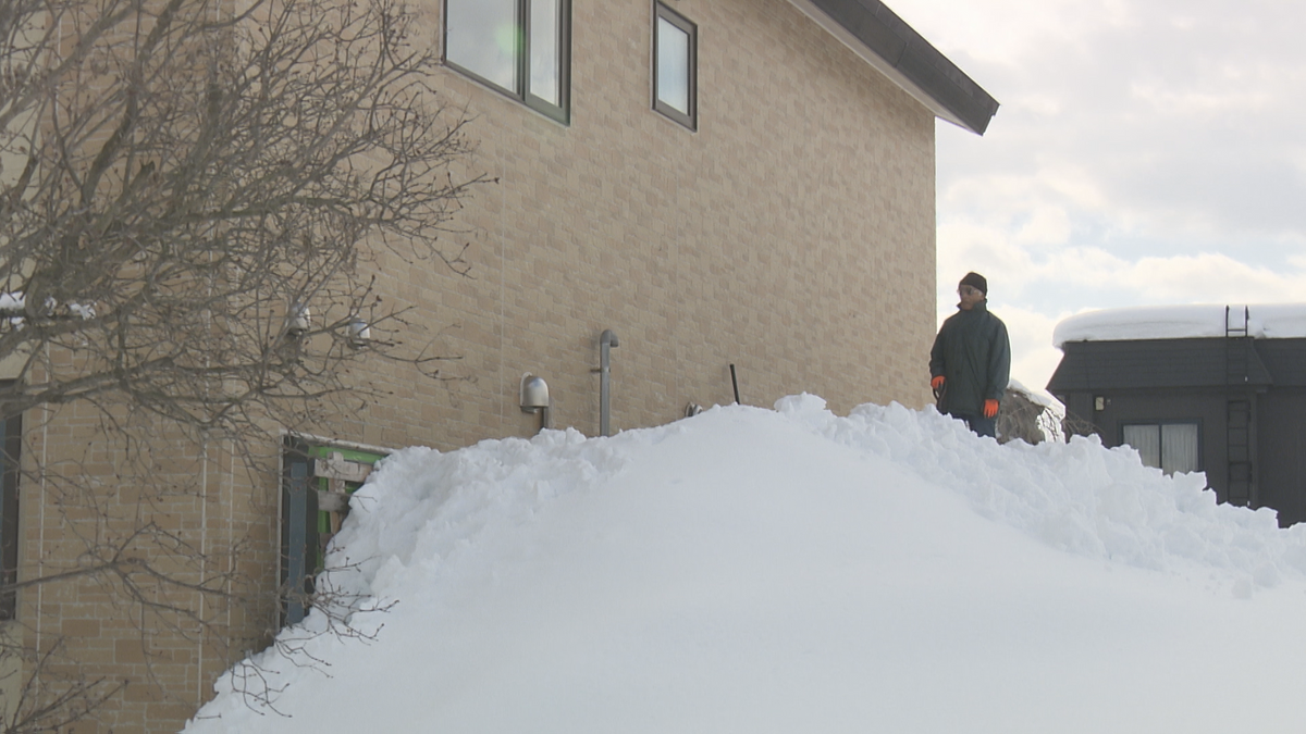 「車体を大きく揺らしながら…」積もった大雪でボイラー故障、道路はガタガタ…26日は一時的に寒気もその後は「10℃超」予想