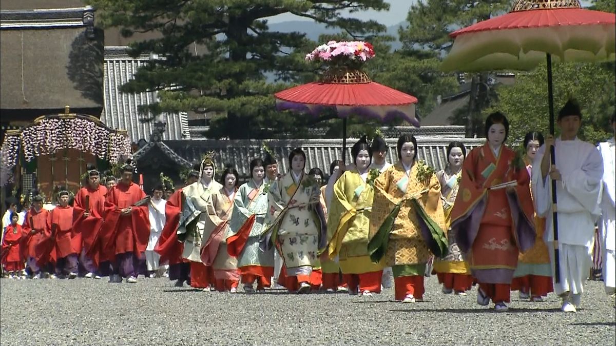 平安装束で都大路を練り歩き…京都「葵祭」