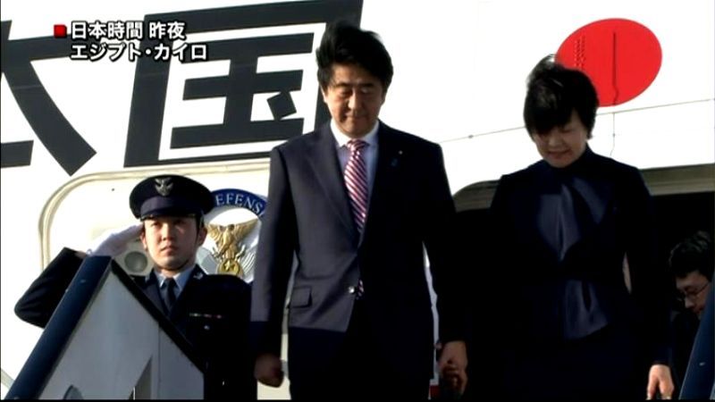 安倍首相エジプト到着　ピラミッドなど視察