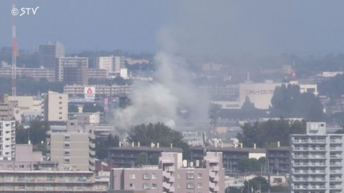 【速報】住宅街で立ち上る煙カメラにもはっきりと…札幌市西区で火事　消火活動中