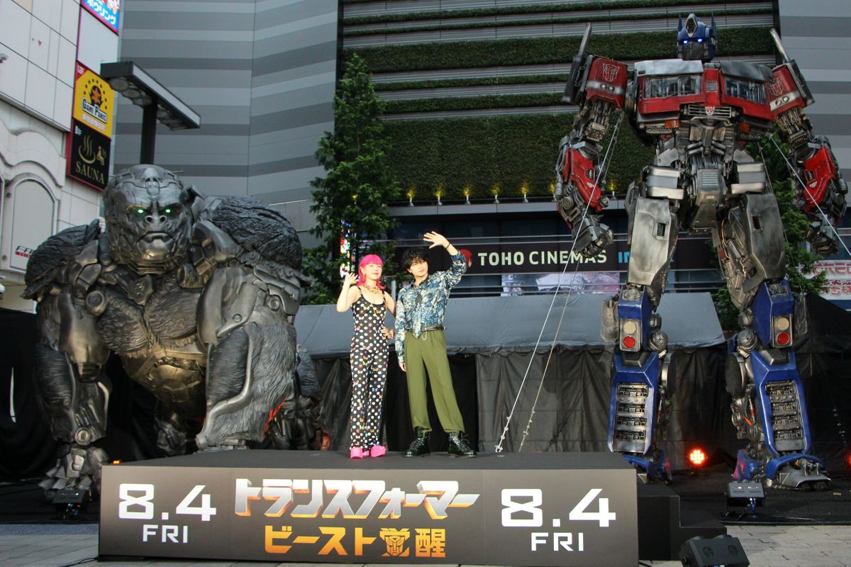 （左から）仲里依紗さん、中島健人さん