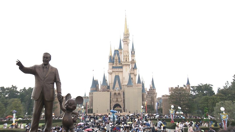 東京ディズニーランド、シー 運営時間を午後3時までに短縮 入園者の返金対応なし 台風7号の影響で（2024年8月15日掲載）｜日テレNEWS NNN