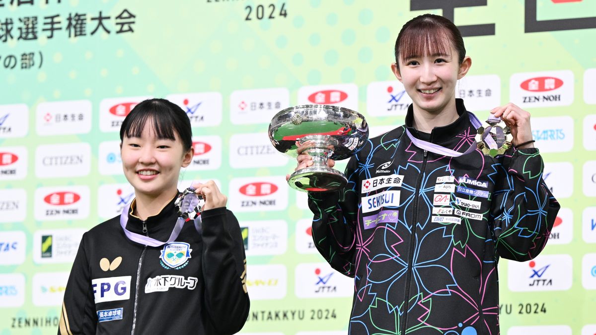 全日本卓球の女子シングルス準優勝した張本美和選手と優勝した早田ひな(写真：松尾/アフロスポーツ)