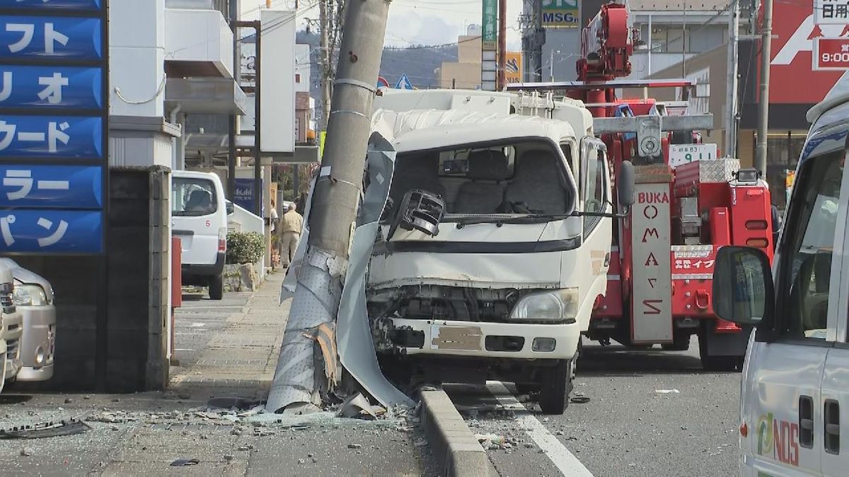 ごみ収集車が電柱に衝突する事故　運転手が病院に搬送　電柱は根元から折れる　岐阜市