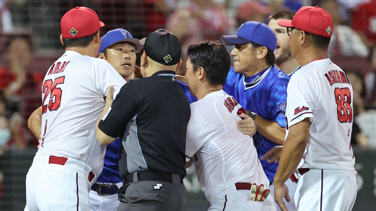 死球を巡ってもみ合う広島の新井貴浩監督やDeNAの三浦大輔監督(写真：時事)