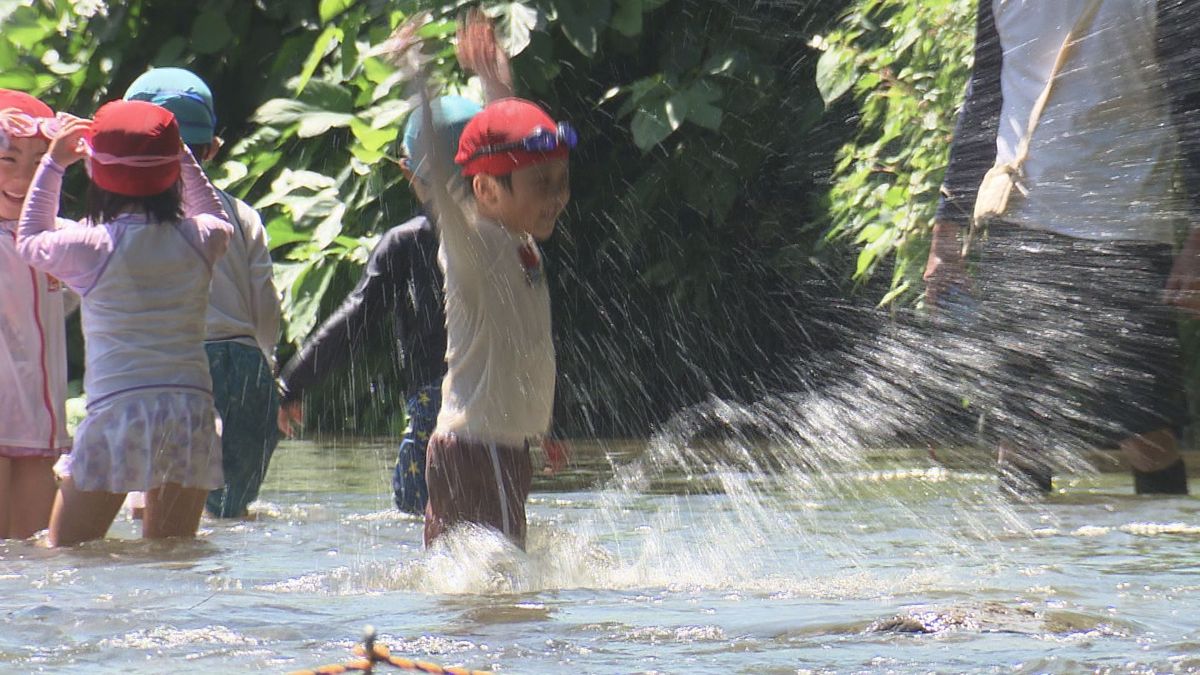 梅雨明け後の県内は各地で猛暑日 子どもたちが涼を求めて川遊び