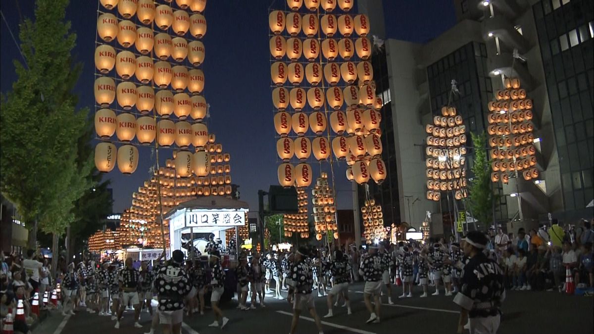 夜空に光の稲穂　秋田「竿燈まつり」始まる