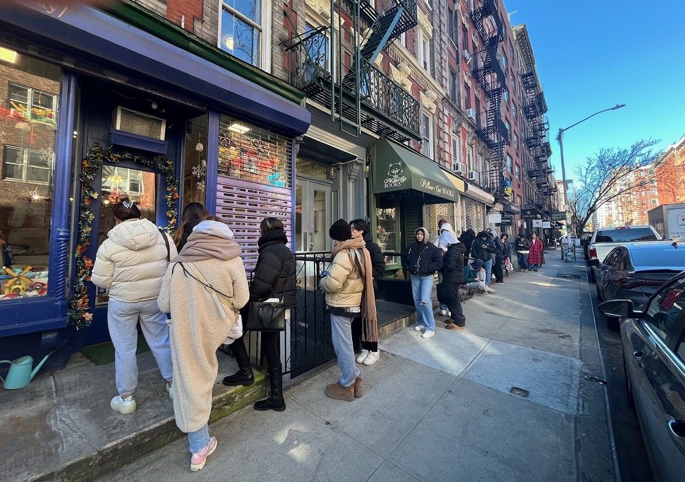 新作発売の朝、開店待ちの行列ができたニューヨークの店舗