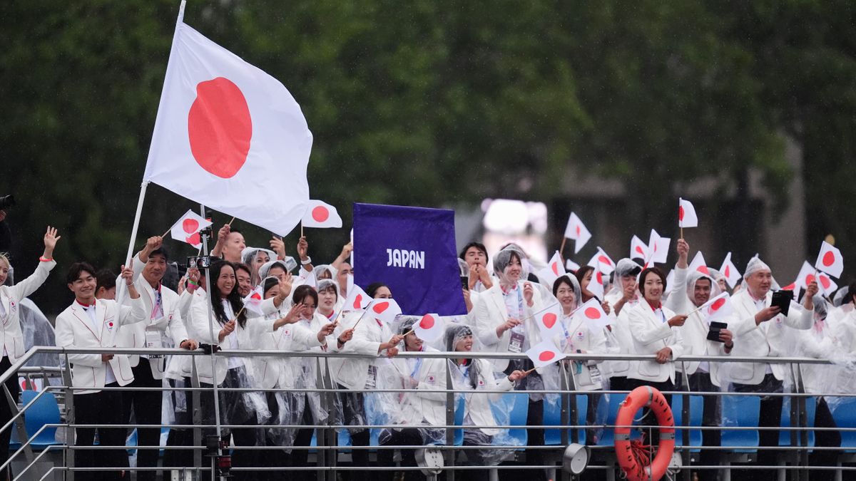 「みんな体調崩さないと良いが」船上でのパリ五輪開会式　日本選手団は雨のためでレインコート姿
