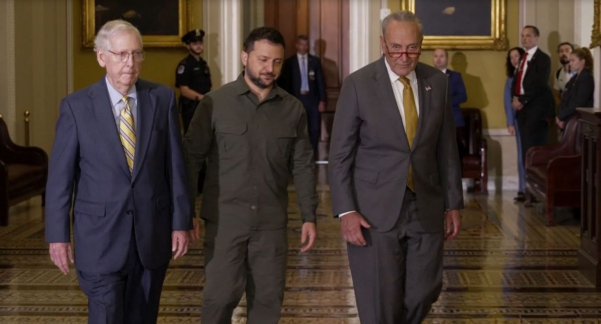 共和党のマッカーシー下院議長らとの会談後、記者団の前を通る際にゼレンスキー大統領は複雑な表情でわずかに目を伏せた