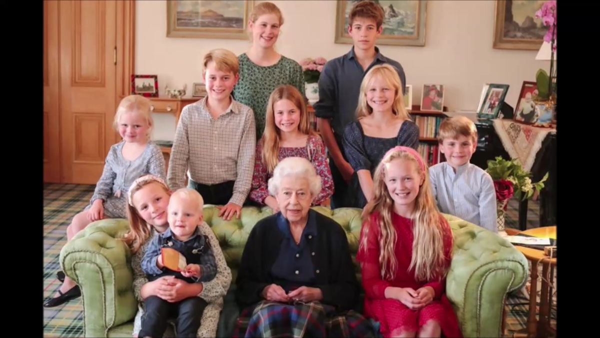 エリザベス女王とジョージ王子らひ孫たちとの写真新たに公開　撮影はキャサリン妃