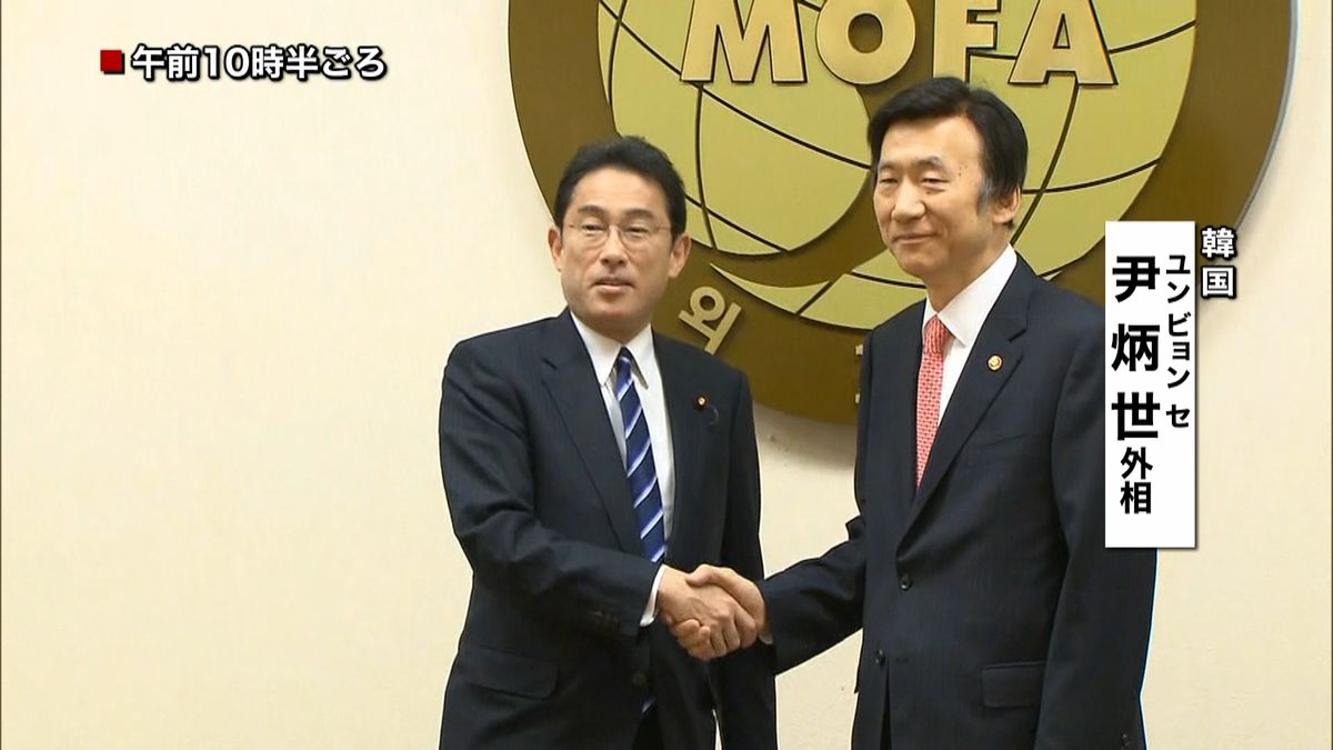 岸田外相、首脳会議に先立ち中韓外相と会談