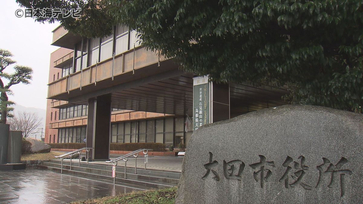 新庁舎の建設などの財源確保に市職員などの「給与カット」する条例案　議員からは厳しい声　物価高などの影響で事業費が約81億円に増加　島根県大田市