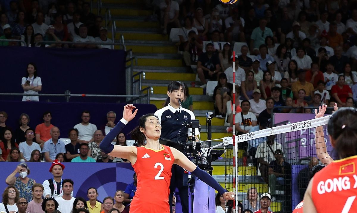 パリ五輪、女子バレー予選で主審を務める明井寿枝さん（写真：新華社/アフロ）