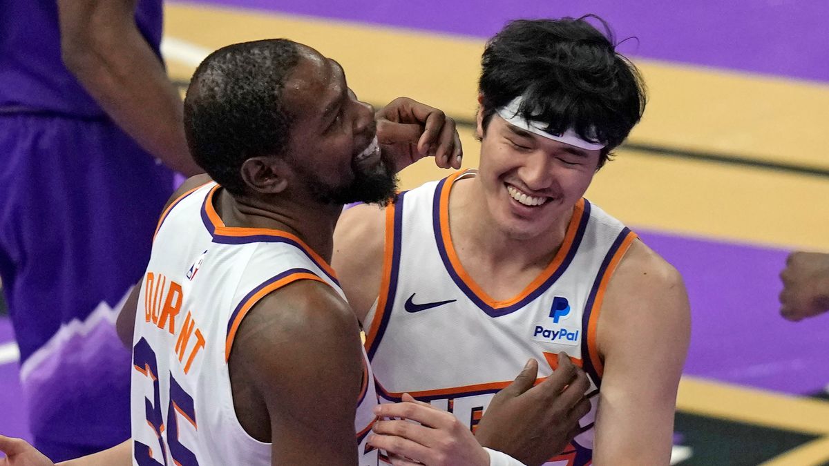 試合を終え笑顔を見せるケビン・デュラント選手と渡邊雄太選手(写真：AP/アフロ)