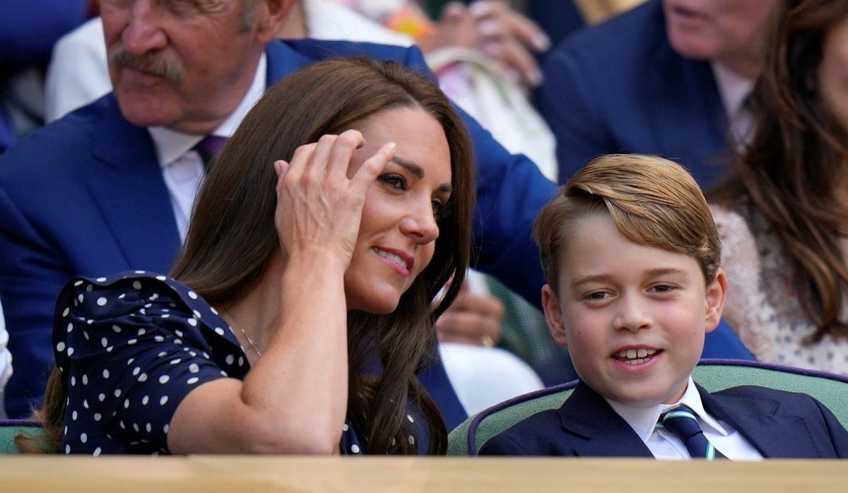 母のキャサリン妃とジョージ王子(写真:AP/アフロ)