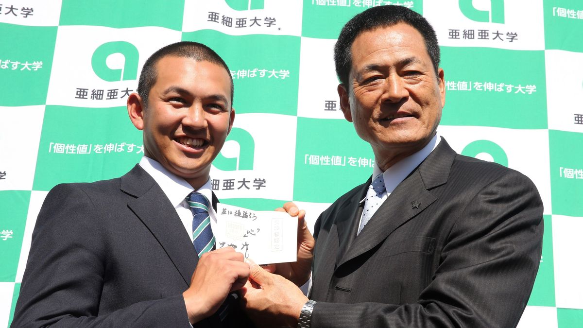 DeNAに1位指名された山﨑康晃投手(左)、当時の中畑清監督(右)写真：日刊スポーツ/アフロ