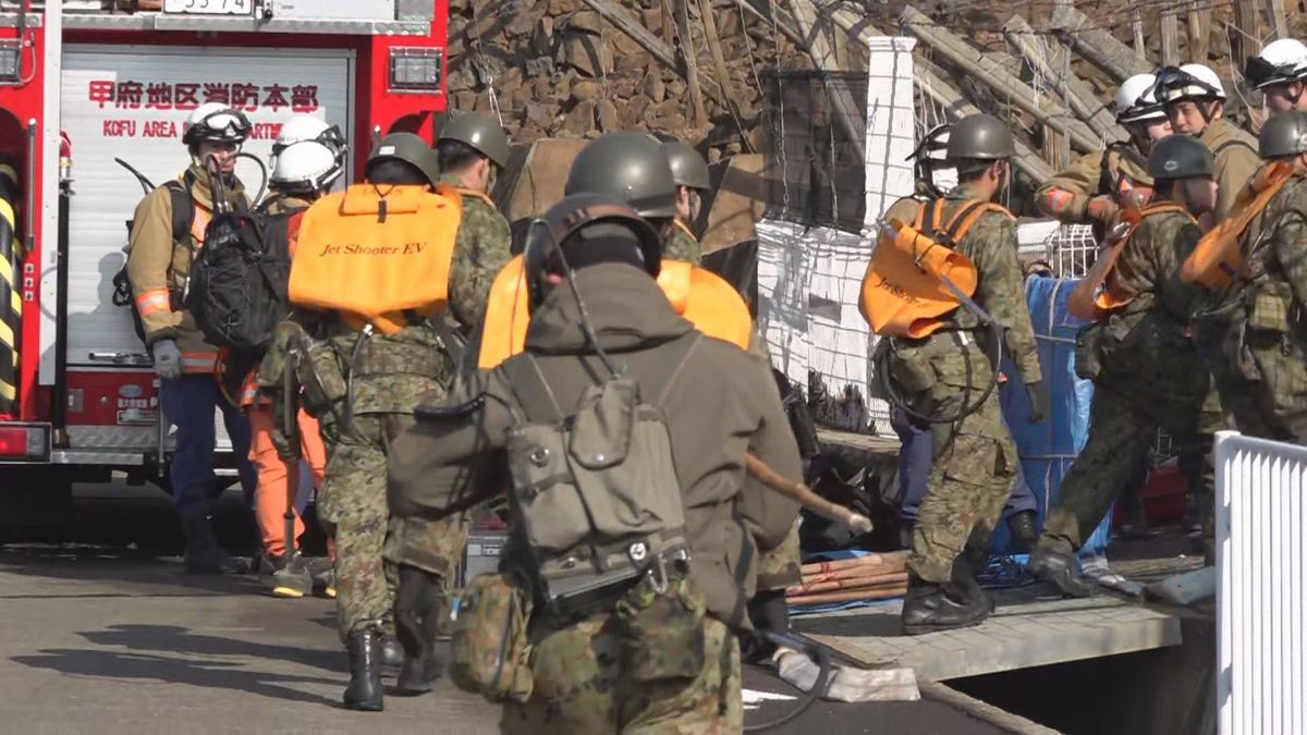 大蔵経寺山の山火事 火の勢いは弱まる 発生から4日目 消火活動続く 山梨