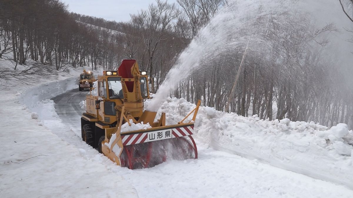 道路脇の積雪は2.5メートル　山岳観光道路鳥海ブルーラインで除雪作業　26日に開通予定