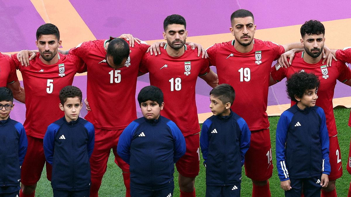 【サッカーW杯】イラン代表が自国での抗議デモに連帯か 試合前の国歌歌わず 国営テレビは映像切り替え