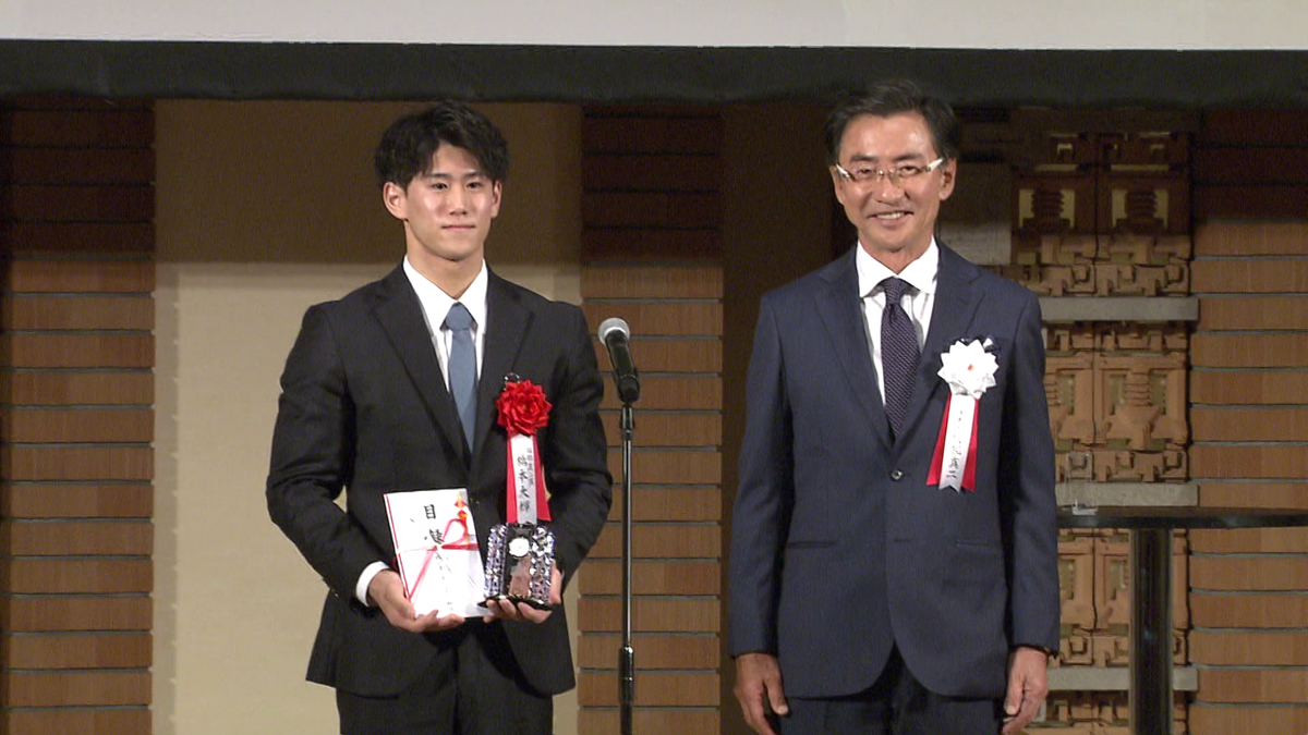 体操の橋本大輝選手(写真左)