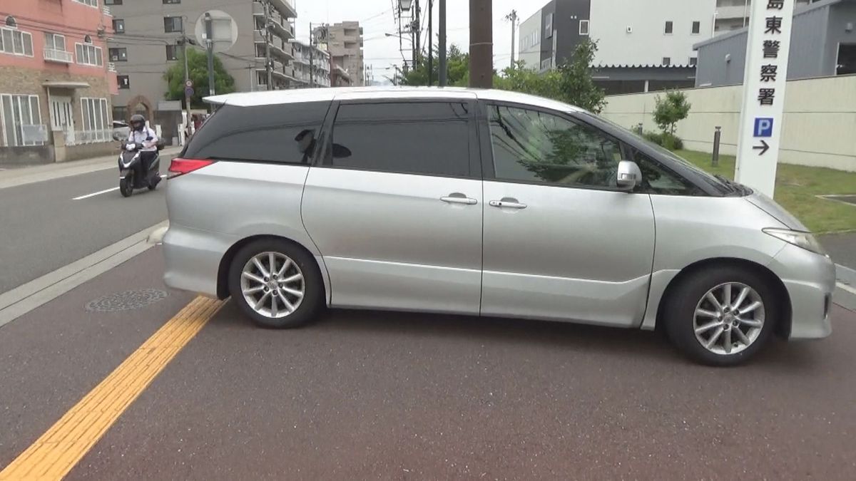 広島東署に入る容疑者を乗せた車（6月26日午後1時10分）