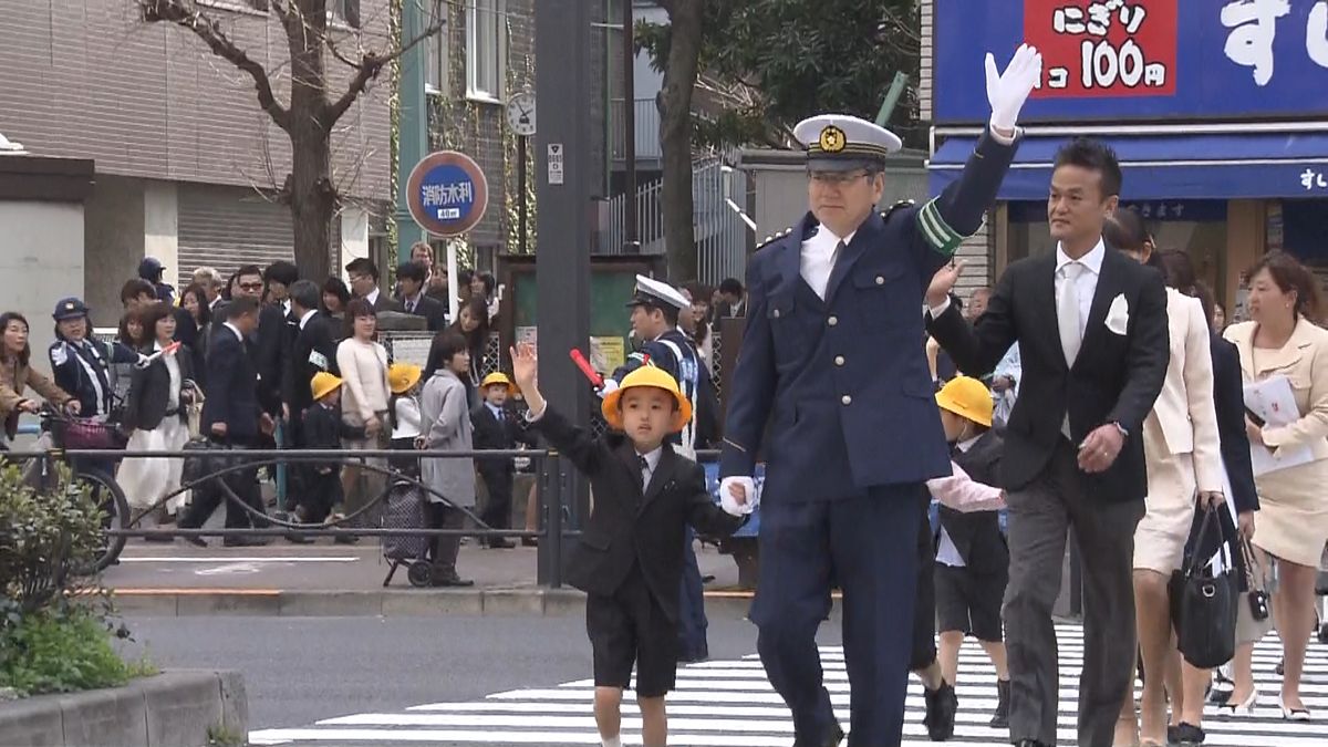 警視総監　新一年生に横断歩道の渡り方指導