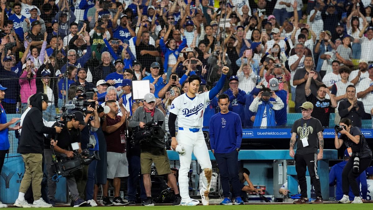 「40-40」を達成しファンの声援にこたえる大谷翔平選手(写真：AP/アフロ)