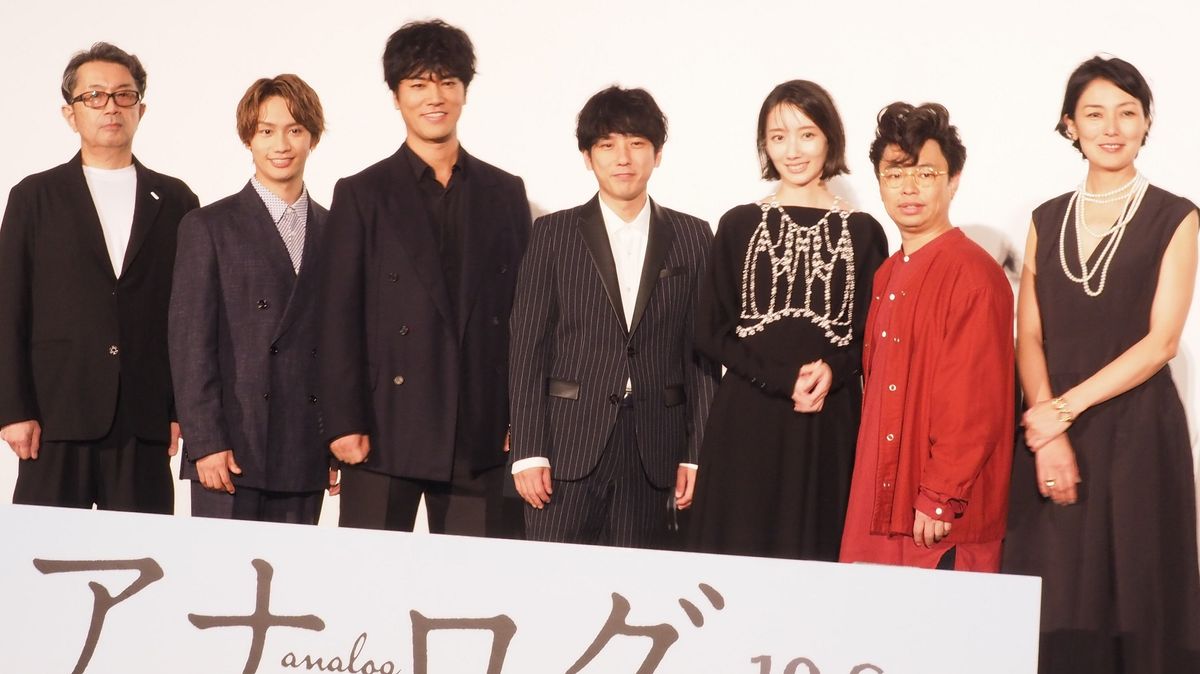 （左から）タカハタ秀太監督、藤原さん、桐谷健太さん、二宮和也さん、波瑠さん、浜野謙太さん、板谷由夏さん