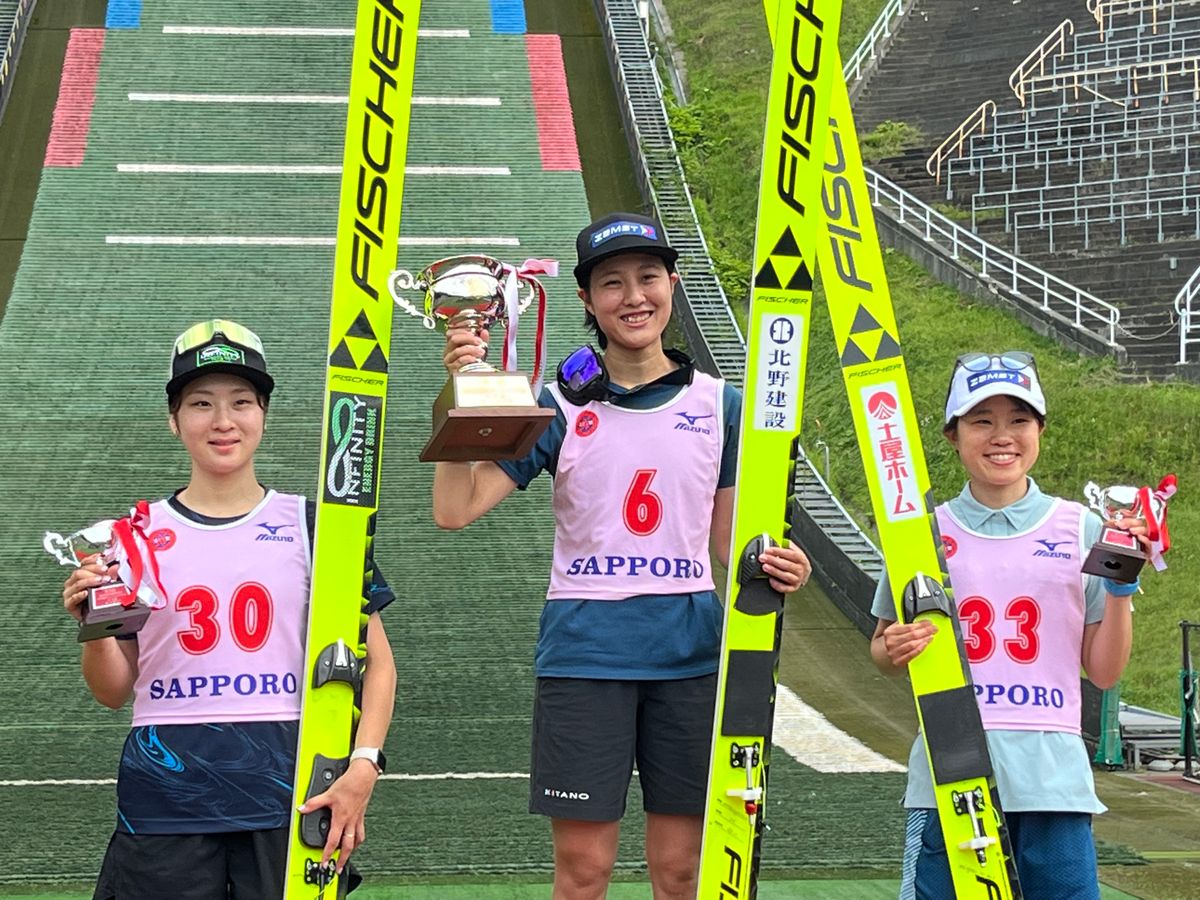 女子 優勝･丸山希選手(中)、2位･葛西春香選手(左)、3位･伊藤有希選手(右)