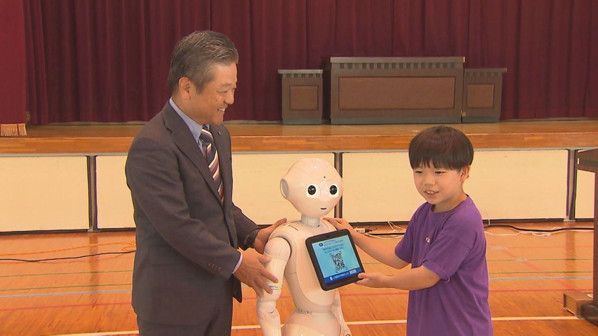 ｢Pepper｣が小学校にやってきた 新たなクラスメイトに児童大喜び プログラミング教育に貸与 