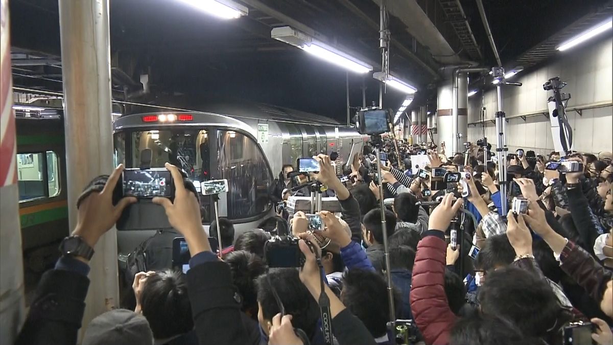 「カシオペア」最終列車、上野駅に到着