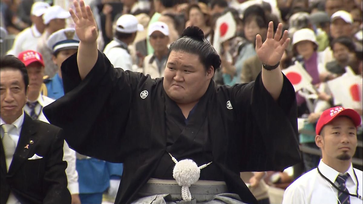 豪栄道関、出身地で祝賀パレード　寝屋川市