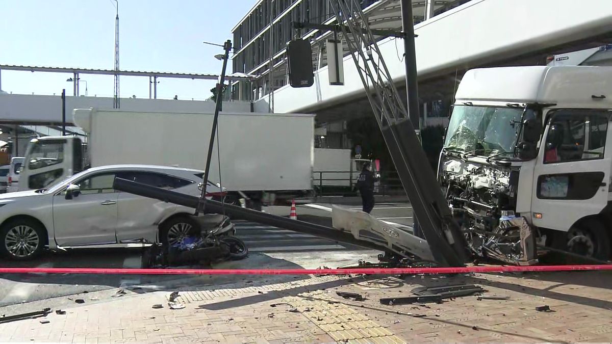 豊洲市場前の交差点でトラックなど絡む事故　バイク運転手が大けが