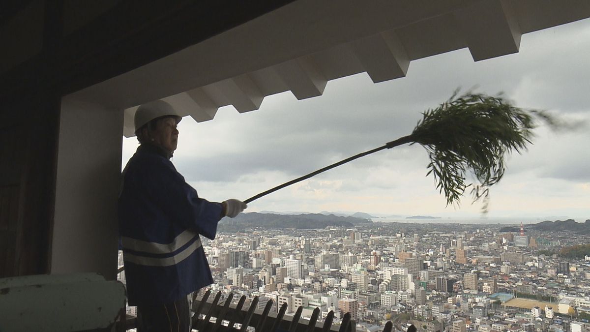 寒さの中…松山城の天守で新年迎える準備 年末恒例の大掃除