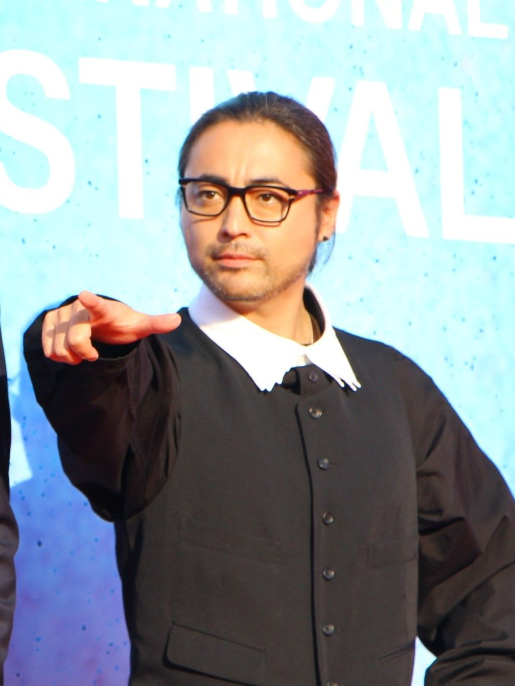 山田孝之、“真実はいつもひとつ”ポーズ披露　出演していない名探偵コナンを宣伝　第一回横浜国際映画祭