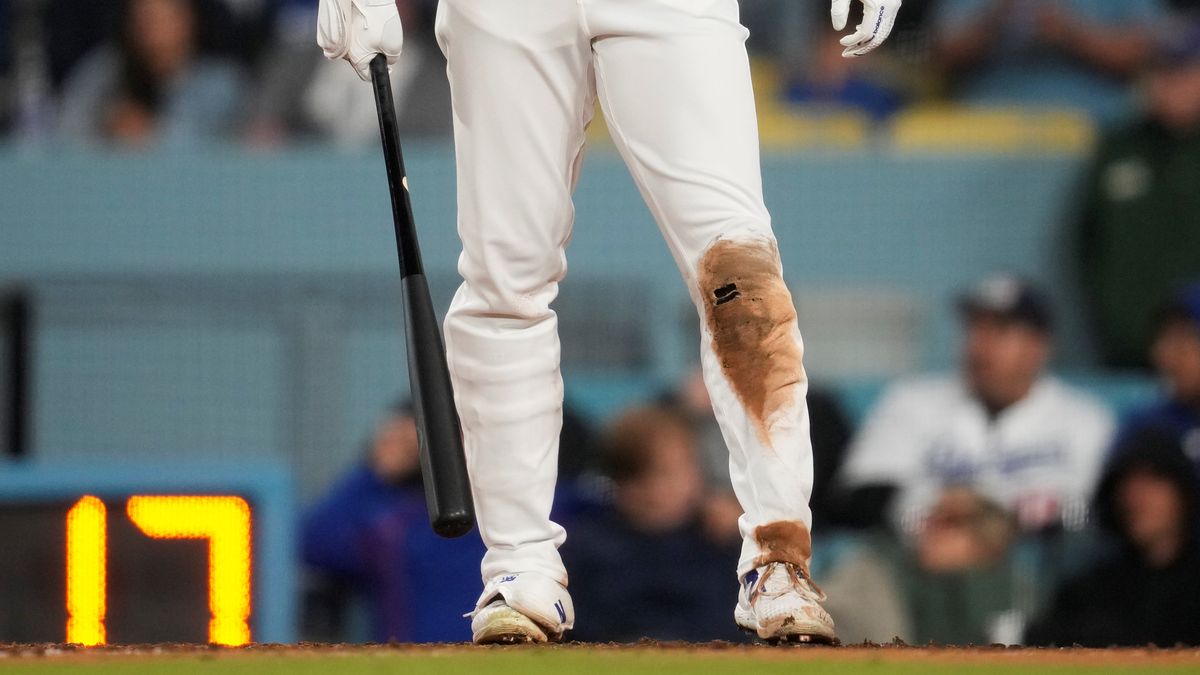 大谷翔平選手のユニホームの左膝に穴(写真：AP/アフロ)