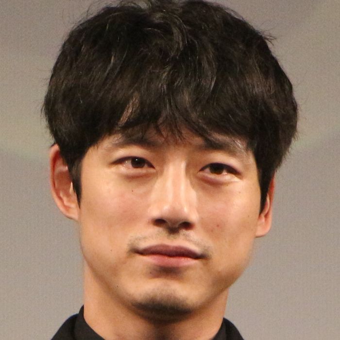 坂口健太郎、岡田准一はカメラが回っていなくても“兄貴” 「すごく心強い存在でいてくれた」｜画像詳細