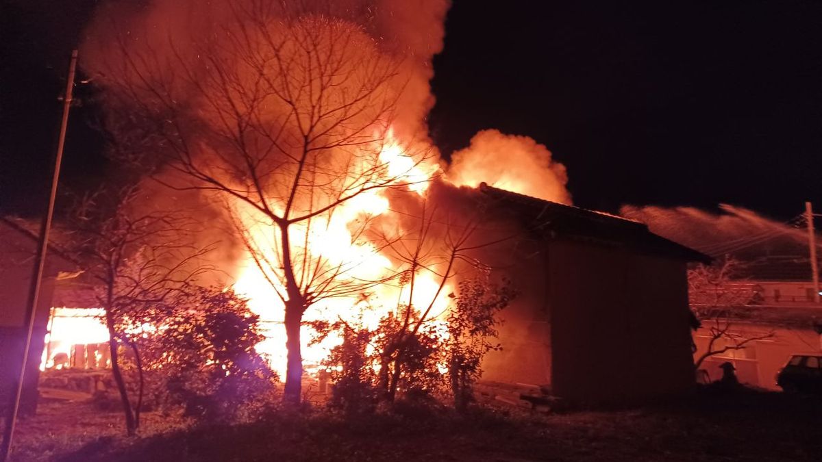 赤く燃える炎…住宅と蔵を全焼 隣家のカーポートも焼く 住人は外出中で無事 山梨