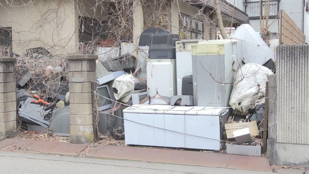 いつ崩れるかと…住宅の敷地に山積み　冷蔵庫120台＋テレビ80台　市が行政代執行で撤去　福井市板垣